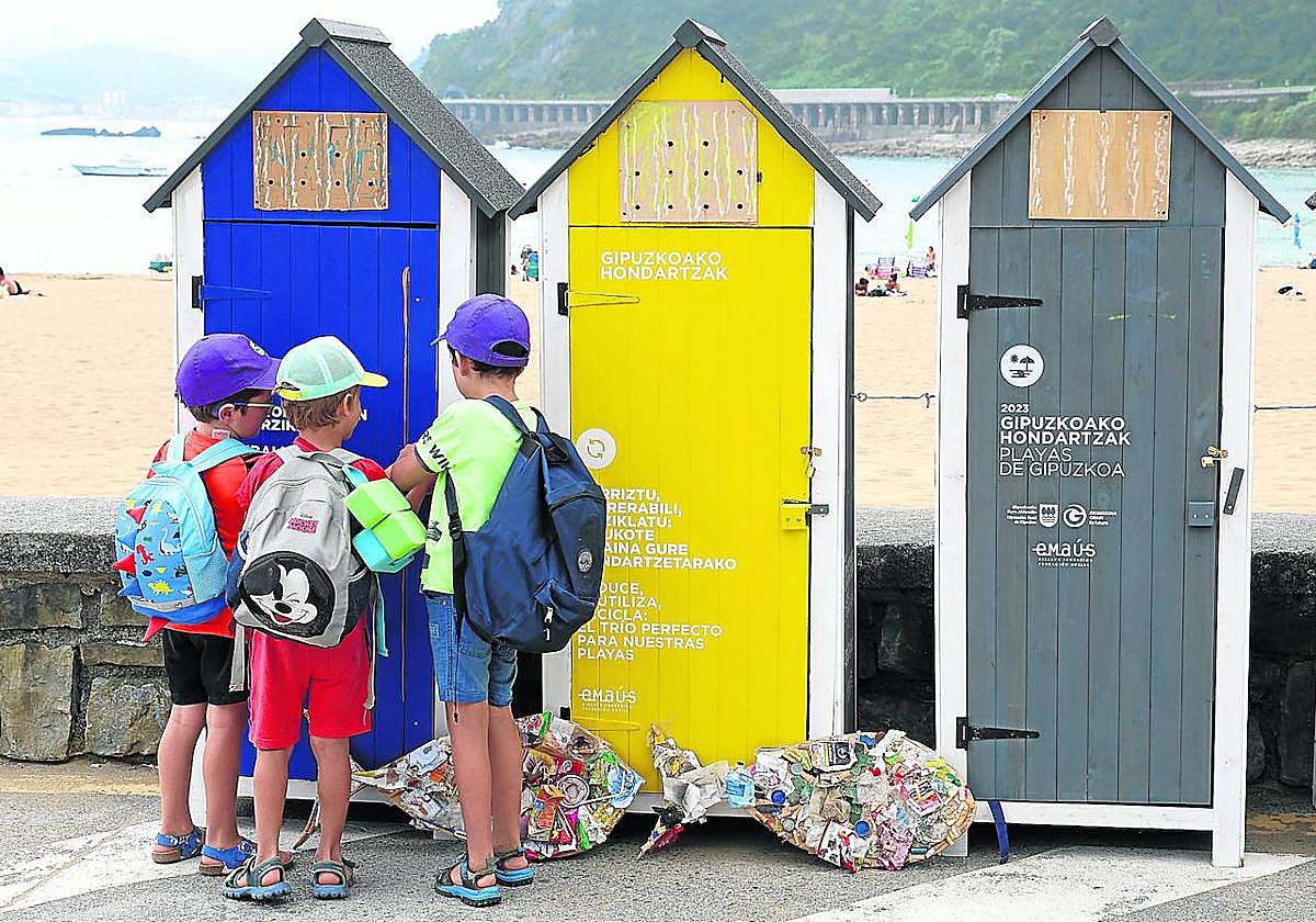 Se han organizado diversos talleres para que los más jóvenes se conciencien de la importancia de reciclar en la playa.