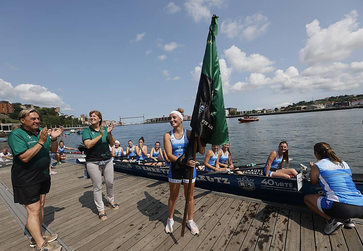 La chicas de Zarautz, lucen orgullosas la bandera conseguida en Sestao.
