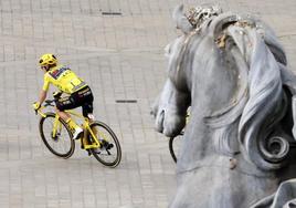 Jonas Vingegaard pasa junto a la estatua ecuestre de Luis XIV en el Louvre, ayer en la última etapa del Tour.