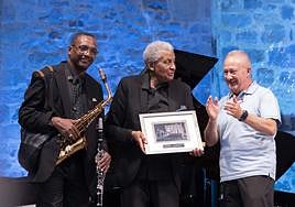 El director del Jazzaldia, Miguel Martín, hizo entrega del galardón minutos antes de que Ibrahim ofreciera su recital.