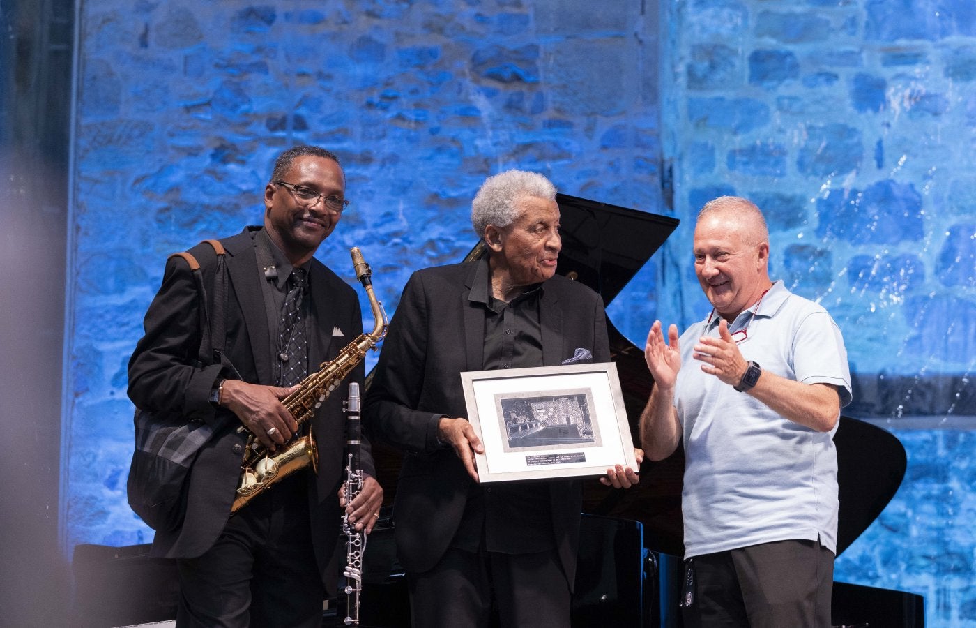 El director del Jazzaldia, Miguel Martín, hizo entrega del galardón minutos antes de que Ibrahim ofreciera su recital.
