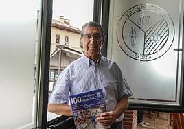 José Luis Sanz, en la sede de la sociedad Chapel Gorri con el libro de ruta de la clásica.