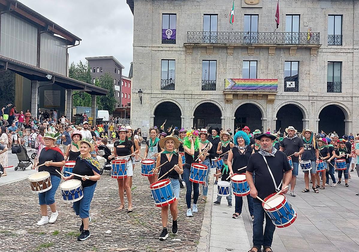 La colorida y divertida tamborrada partió de Foru plaza, tras tocar varios temas como 'Isil isil dago' o 'Gau Ibillera'.