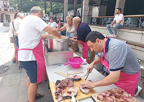 Imagen secundaria 1 - Astigarraga de fiesta entre marmitako y tambores