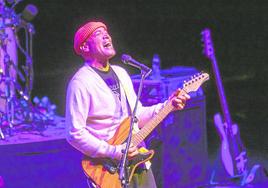 Ben Harper durante su concierto de ayer ante un Kursaal repleto de público.