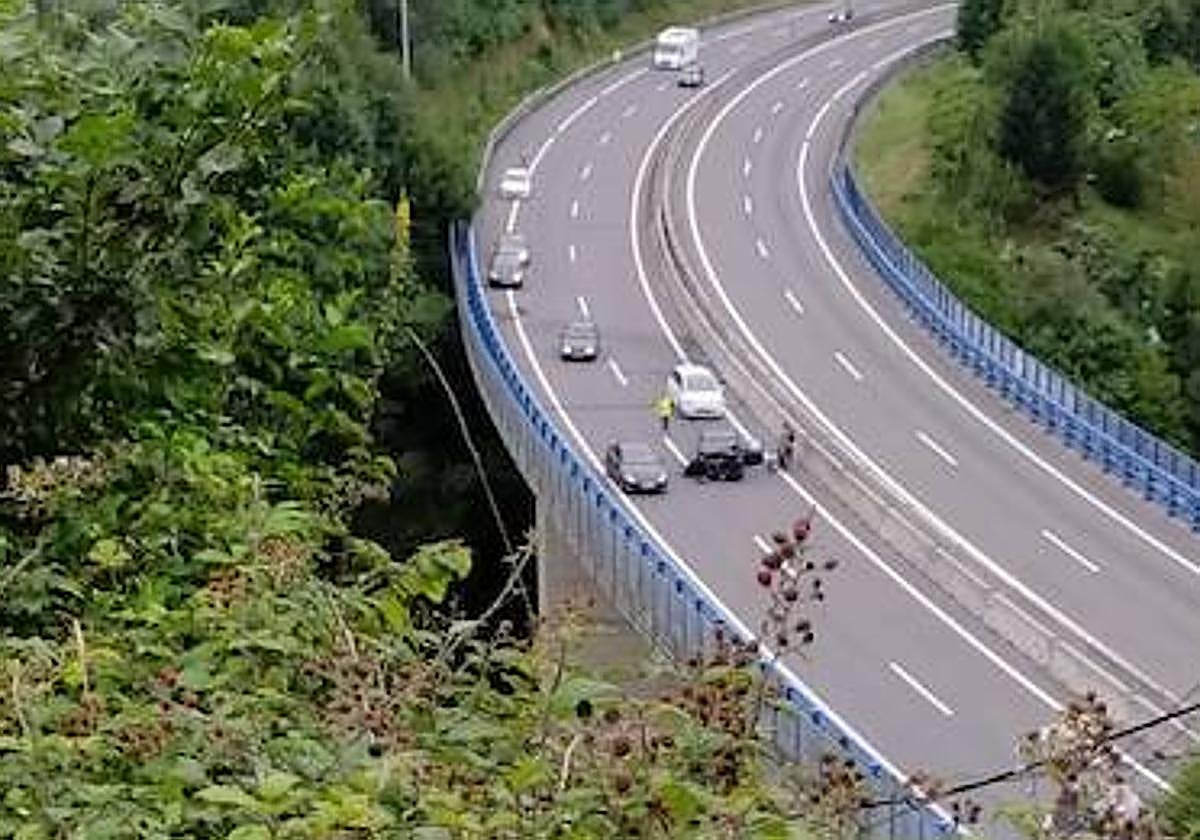 Una vista del accidente en la AP-8 a la altura de Eibar.