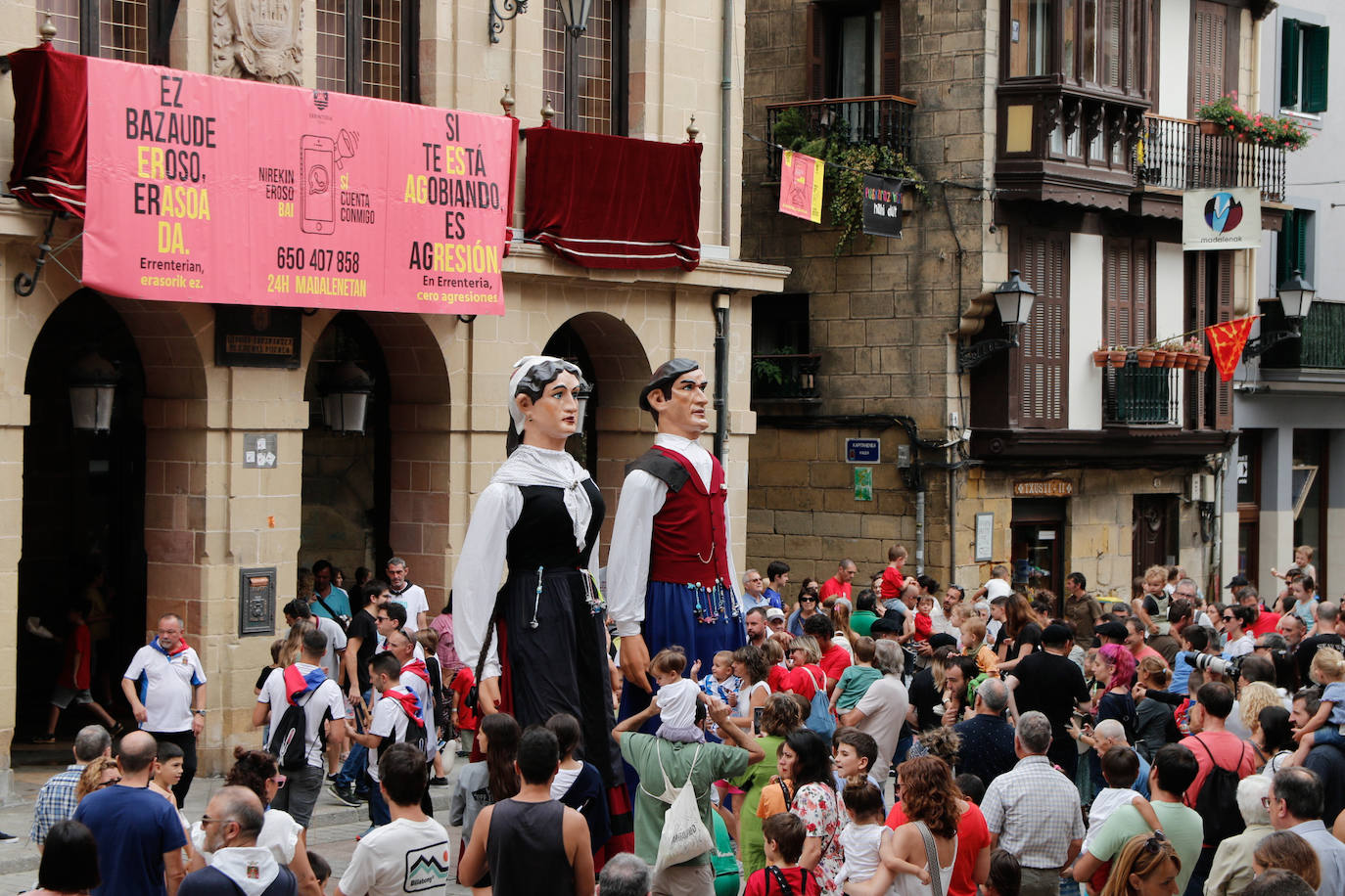 La comida popular y los cabezudos animan Errenteria