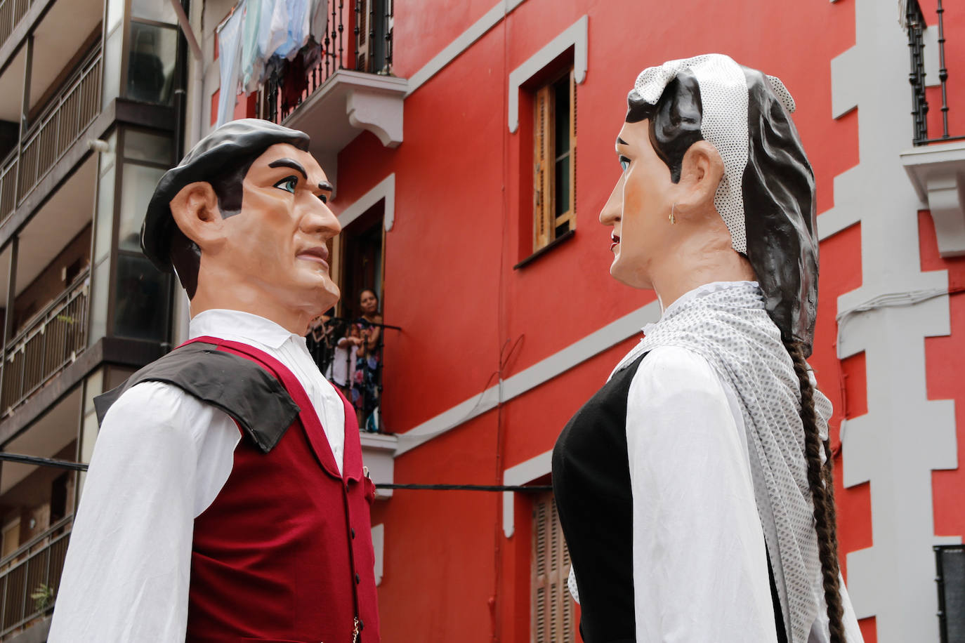 La comida popular y los cabezudos animan Errenteria