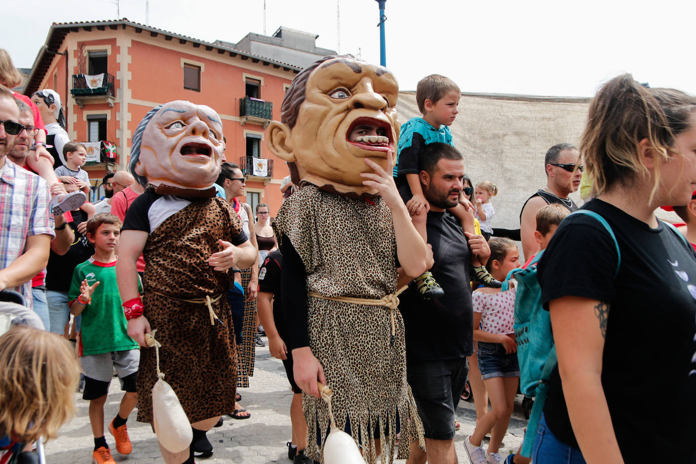 La comida popular y los cabezudos animan Errenteria