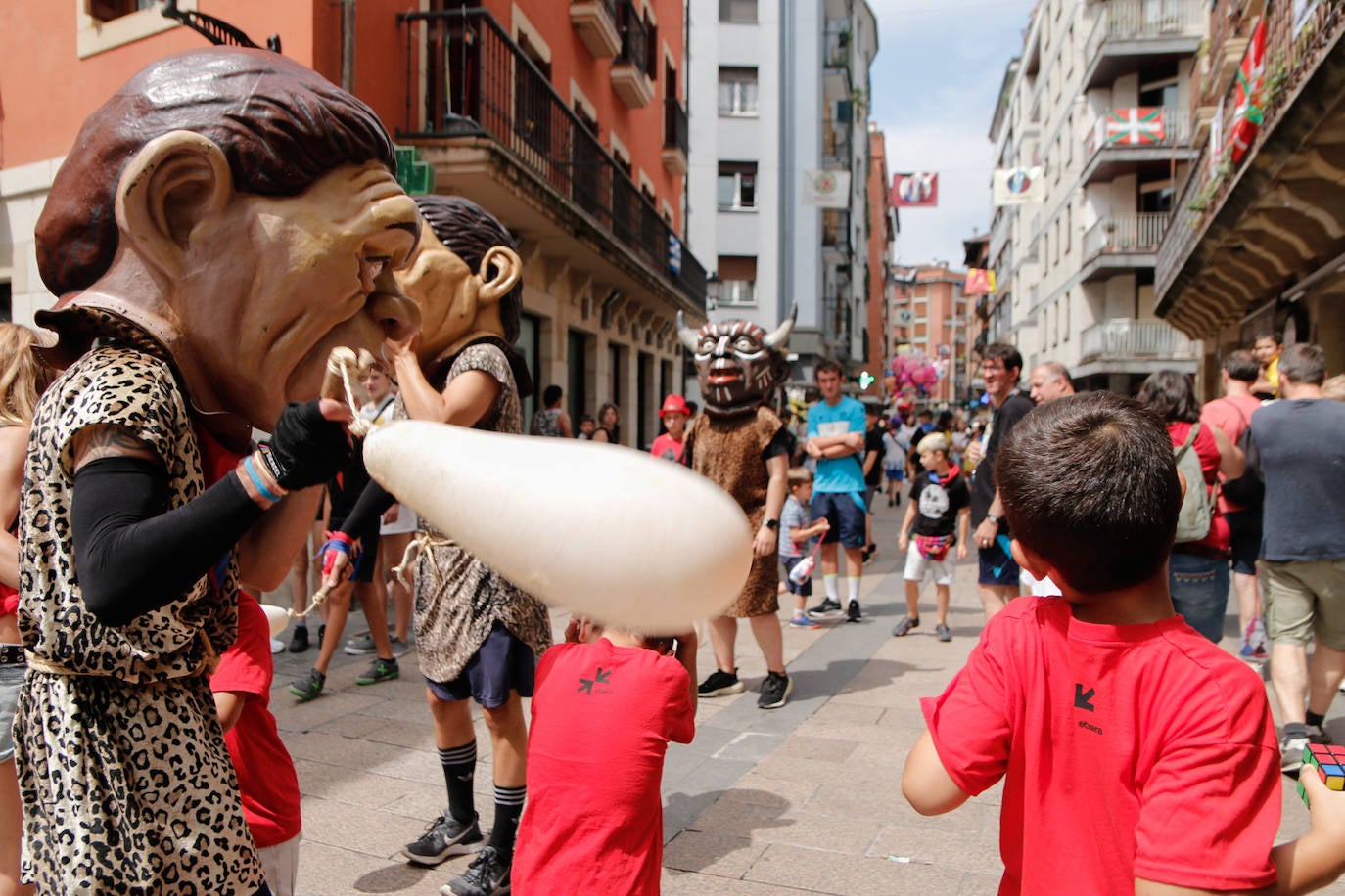 La comida popular y los cabezudos animan Errenteria