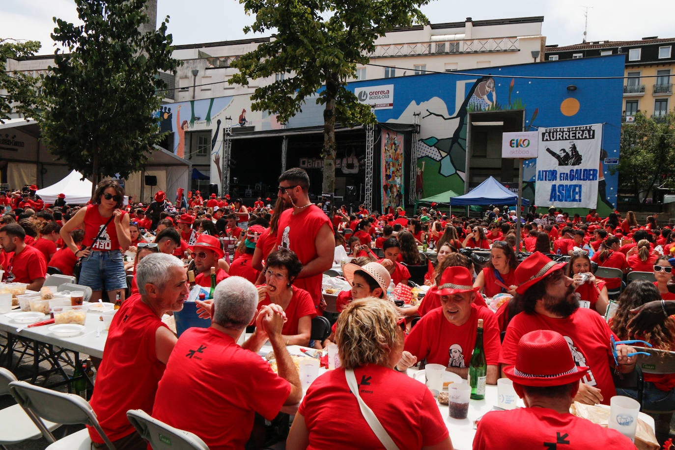 La comida popular y los cabezudos animan Errenteria