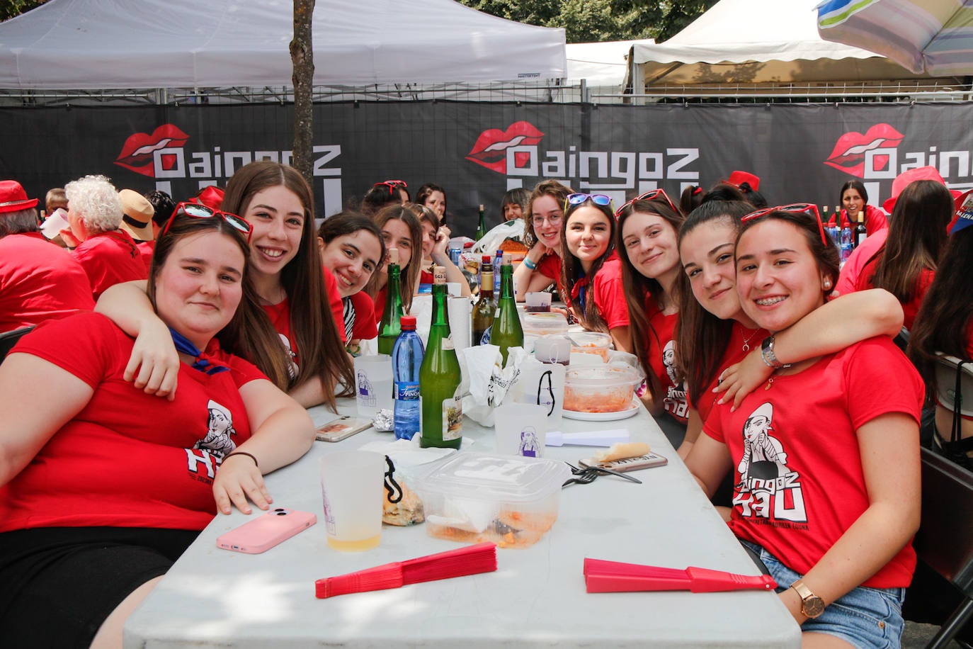 La comida popular y los cabezudos animan Errenteria