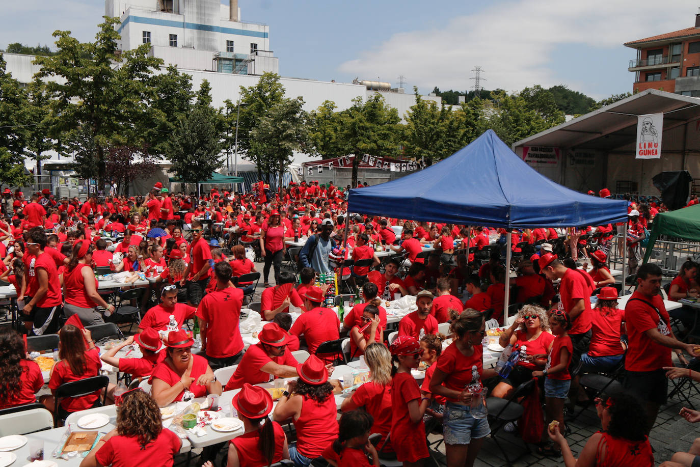 La comida popular y los cabezudos animan Errenteria