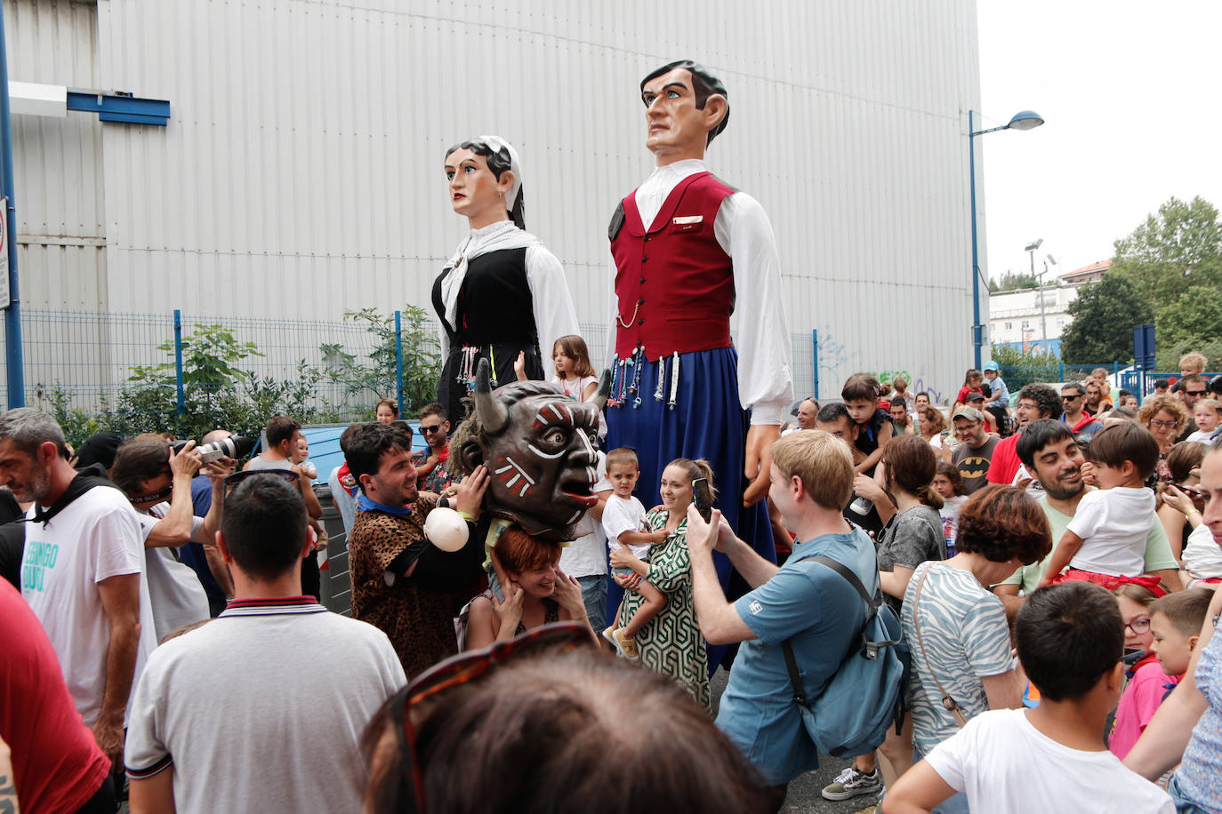 La comida popular y los cabezudos animan Errenteria