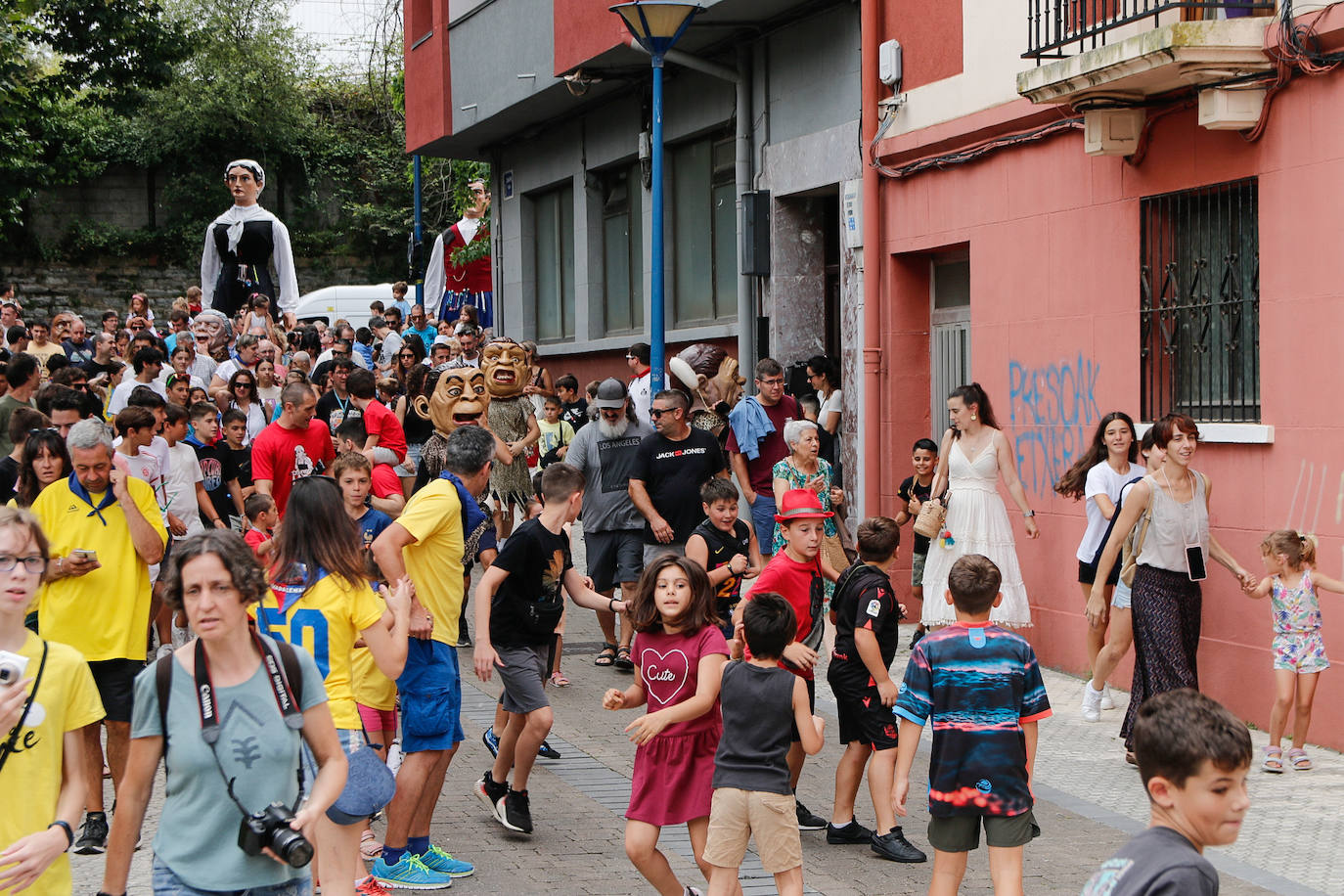La comida popular y los cabezudos animan Errenteria