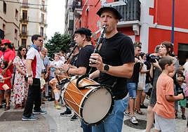 La comida popular y los cabezudos animan Errenteria