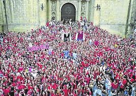Las cuadrillas posaron con Xanti y Maialen en la Herriko Plaza tras recorrer las calles con DJ Bull.