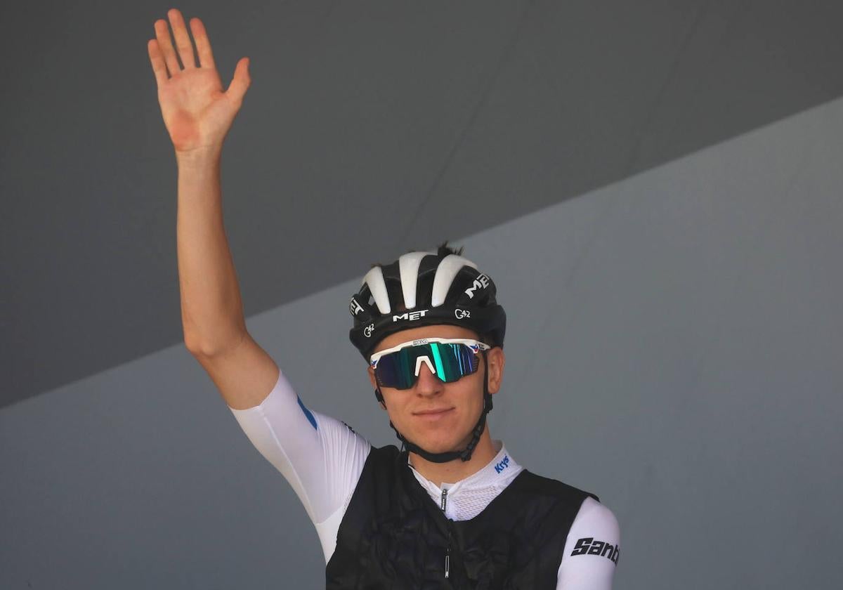 Pogacar saluda a la afición antes de comenzar una etapa del Tour.