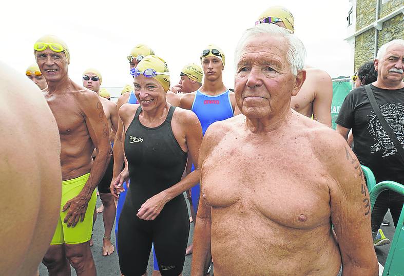 El veterano nadador donostiarra Carlos Santana no faltó a la cita.