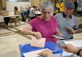 Una pareja vota en Donostia.