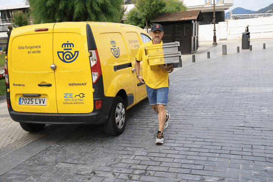 Roberto Sesma, repartidor de Correos, ha entregado los paquetes de votos por correo en el Ayuntamiento de Donostia
