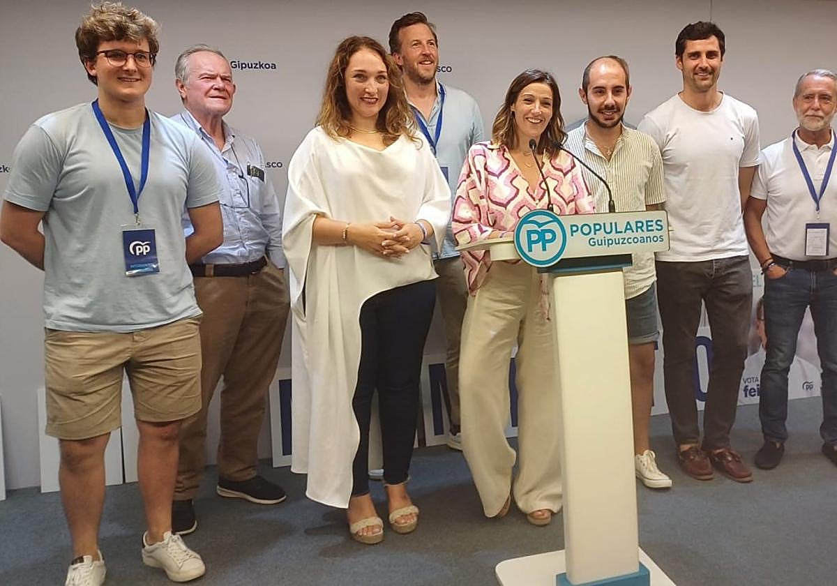 La candidata popular guipuzcoana, Joana Arce, rodeada por sus compañeros de partido, anoche en la sede del partido en Donostia.