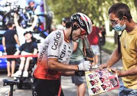 Ion Izagirre, ganador de etapa en Beaujolais, firma autógrafos durante el Tour.