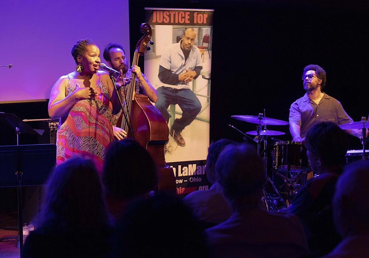 Erine Corine y Manel Fortiá, este lunes durante el concierto en la Sala Club del Victoria Eugenia.