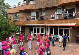 La plaza se llenó para presenciar el campeonato de fútbol-vaca este lunes por la tarde en el que las vaquillas fueron las protagonistas.