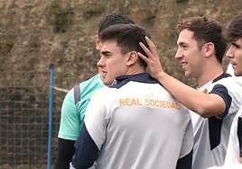 Barrenetxea es recibido por sus compañeros, hoy en Zubieta