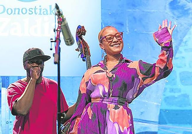 Nubya García sorprendió al público de la Trini. El baño en la playa le dio energía suplementaria.