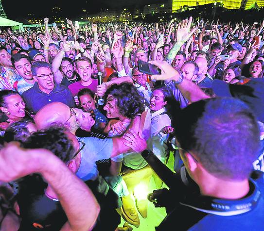 El líder de Arde Bogotá terminó la noche del domingo entre el público de la Zurriola.