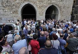 Exterior de la iglesia de Santa María de Deba a la llegada del coche fúnebre con los restos del sacerdote fallecido.