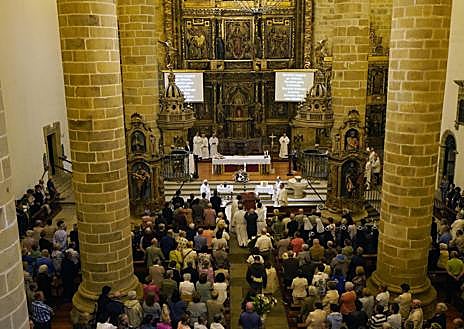 Imagen secundaria 1 - Multitudinario adiós a Joxean Larrañaga, «un párroco humilde y querido por todos»