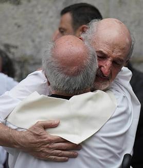 Imagen secundaria 2 - Multitudinario adiós a Joxean Larrañaga, «un párroco humilde y querido por todos»