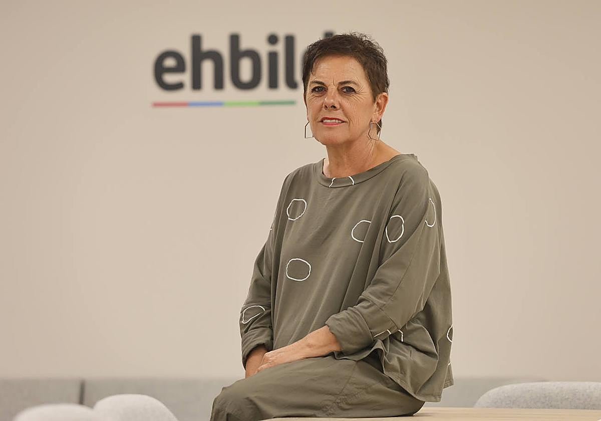 Mertxe Aizpurua, diputada de EH Bildu, en la sede de su partido en Donostia.
