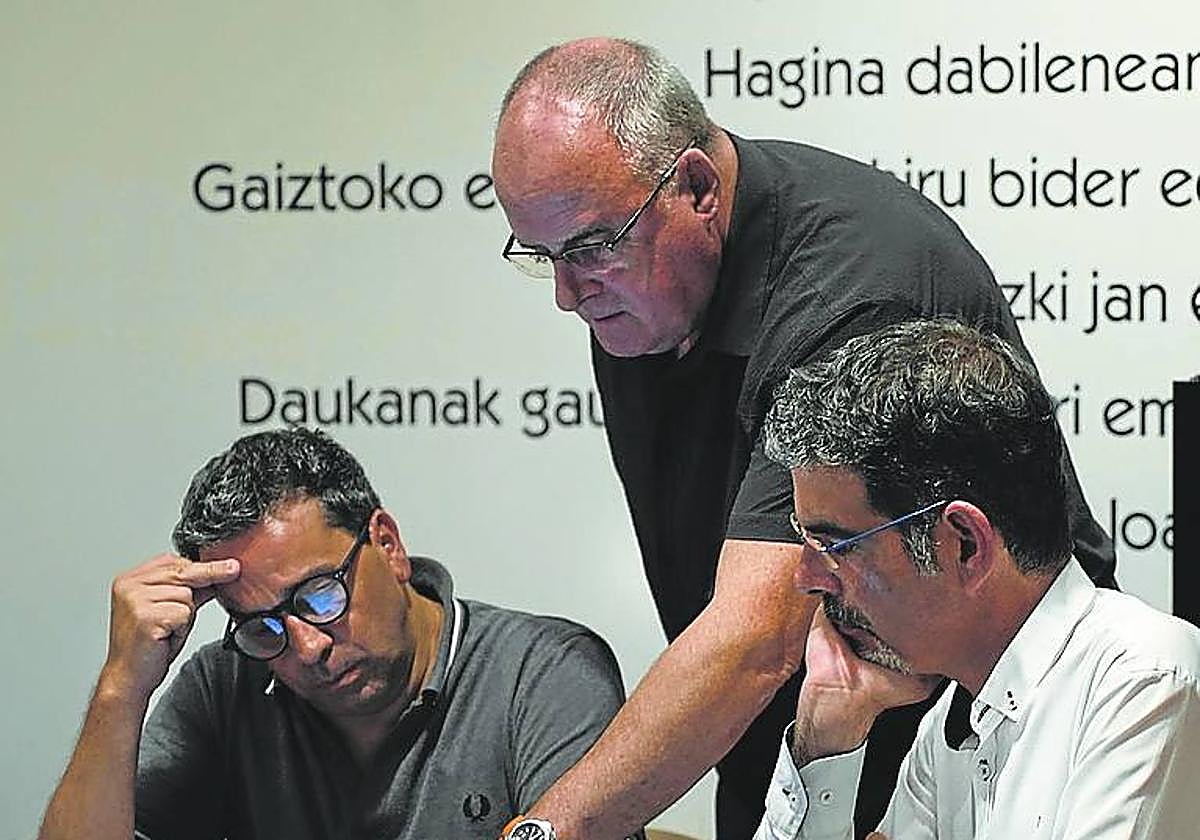 Lasa, Egibar y Goia analizan los resultados en el batzoki del Antiguo.