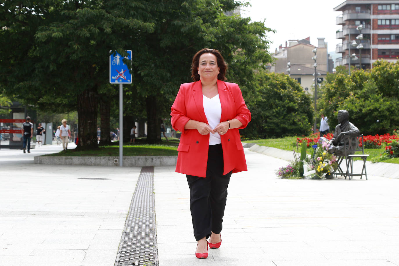Rafaela Romero por el paseo Colón de Irun junto a la estatua en recuerdo a Luis Mariano.