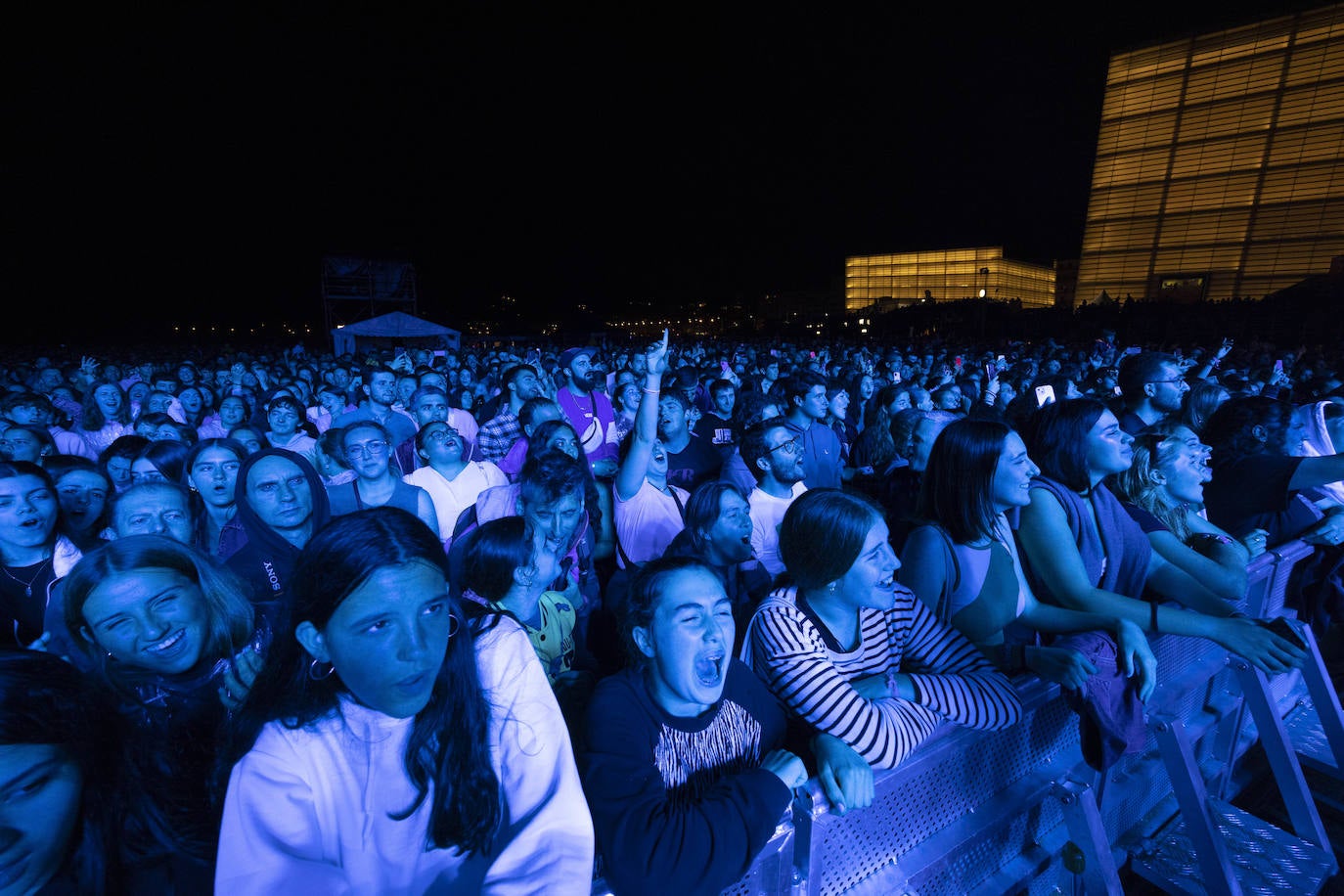 Imagen principal - Zetak hace saltar a toda la Zurriola