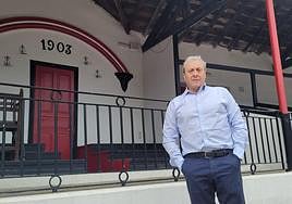 Joxin Iriarte posa en el coso taurino de Azpeitia en vísperas del comienzo de la tradicional feria de San Ignacio.