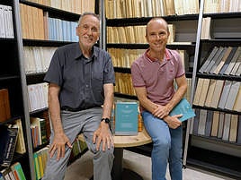 Mikel Zalbide eta Lionel Joly plazaratu berri den liburuarekin.