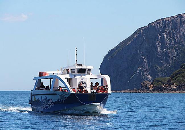 El Peñón de Akatz impone desde el agua en la 'Ruta de San Juan de Gaztelugatxe' de Hegaluze.