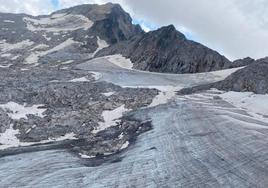 Estado actual del glaciar del Aneto, con el hielo aflorando.