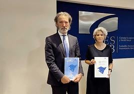 José Barrutia, responsable del informe del CES, y la presidenta del organismo, Emilia Málaga.