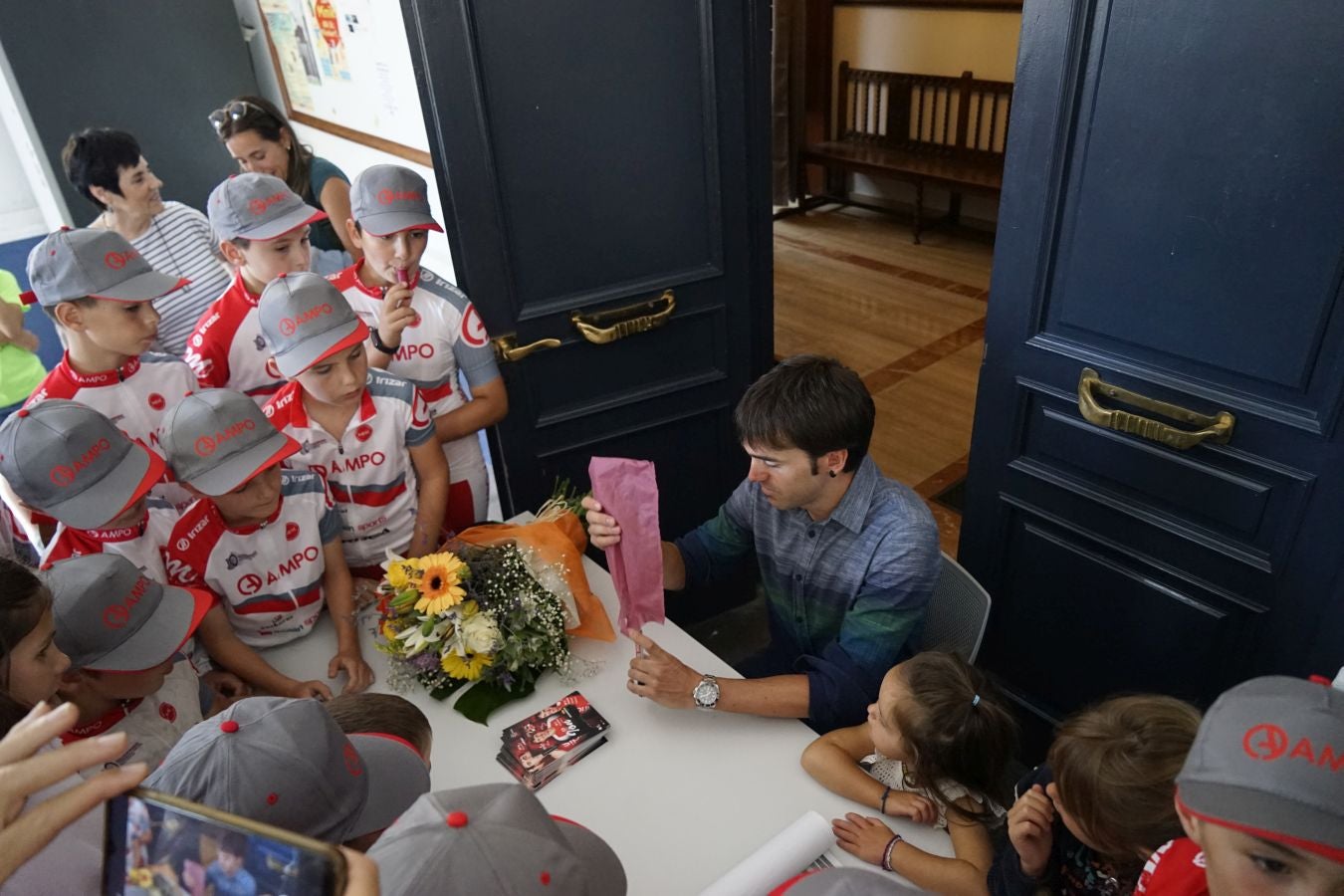 Ion Izagirre recibe el cariño de su pueblo