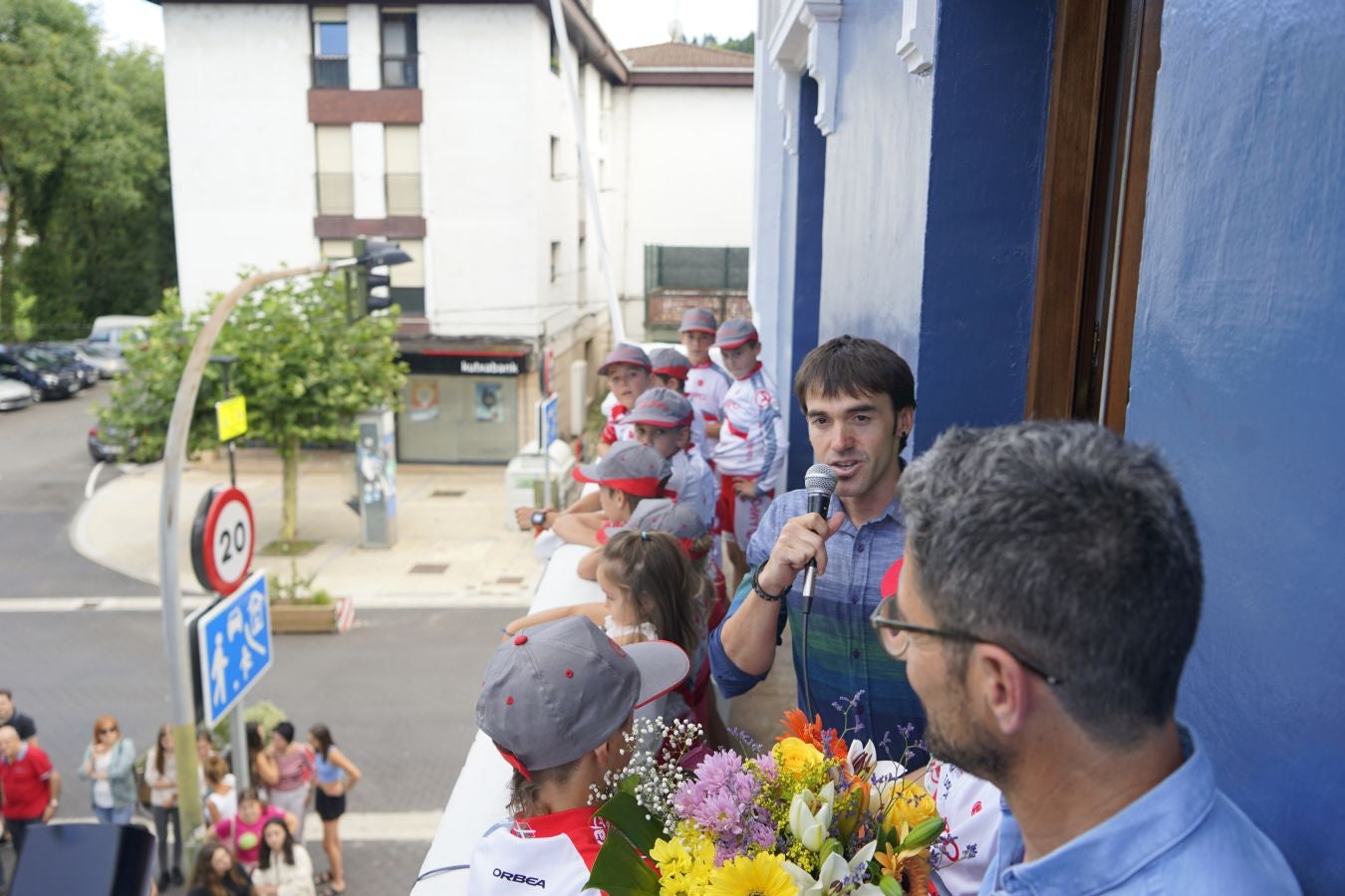 Ion Izagirre recibe el cariño de su pueblo