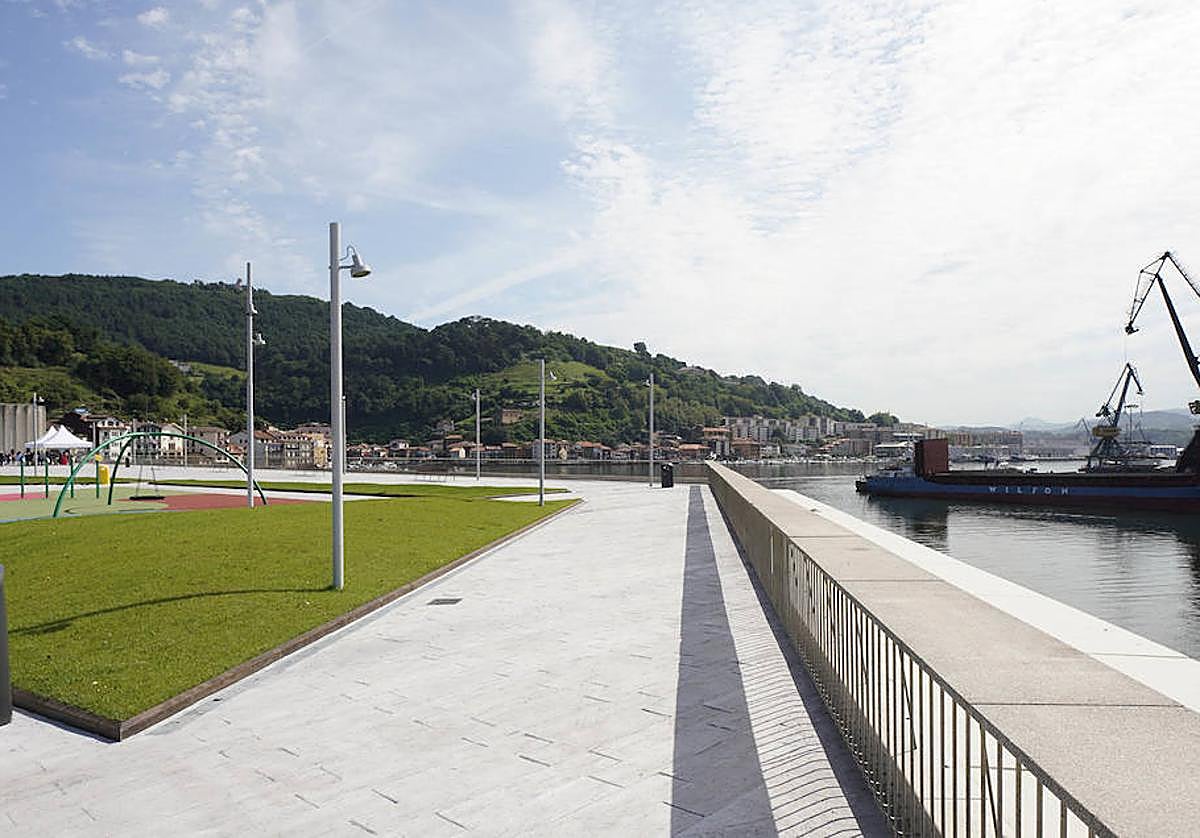 La nueva plaza pública en la cubierta de la Lonja de Pasaia ya es una realidad.