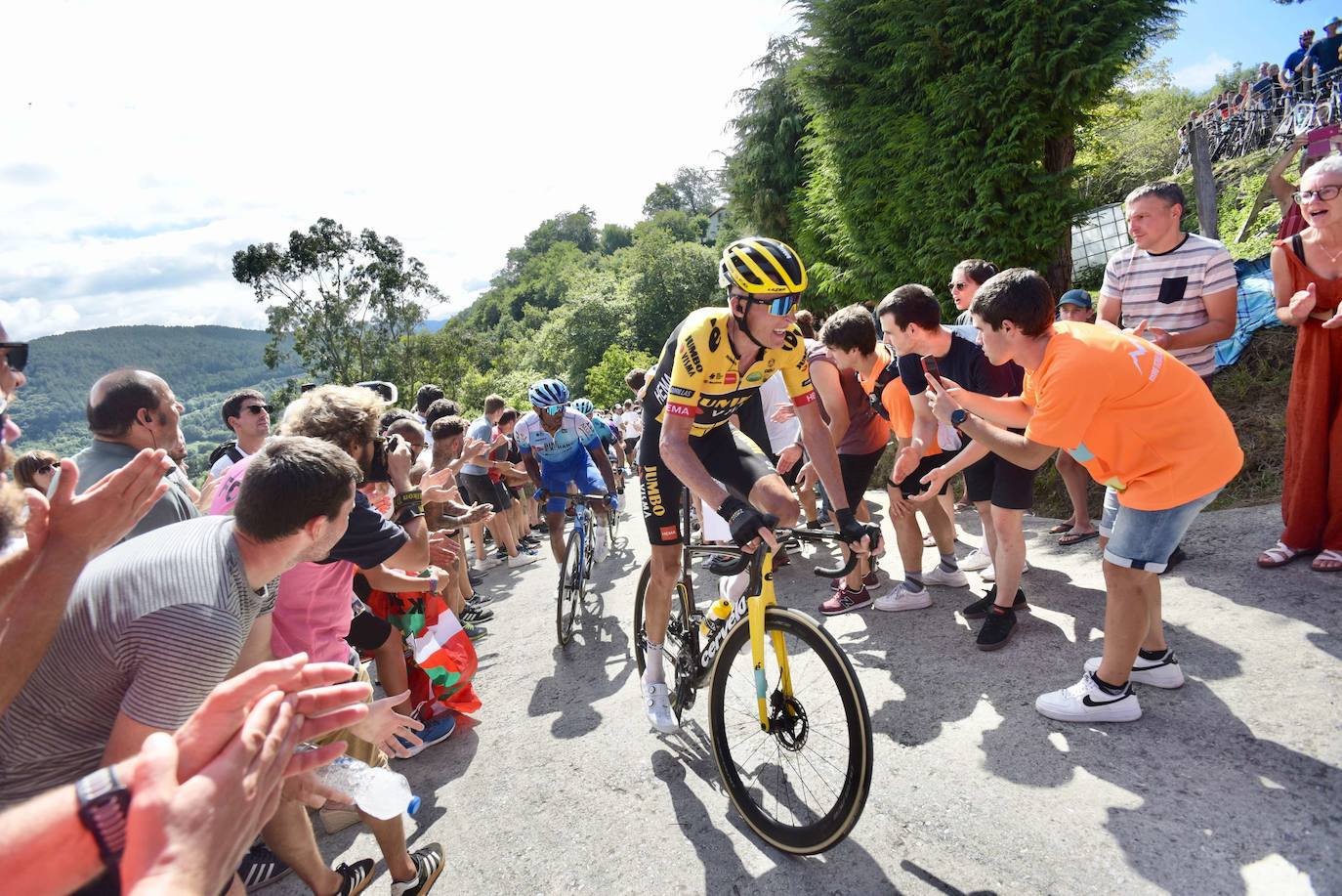 La afición anima a los corredores en Murgil en la Clásica de San Sebastián de 2022.