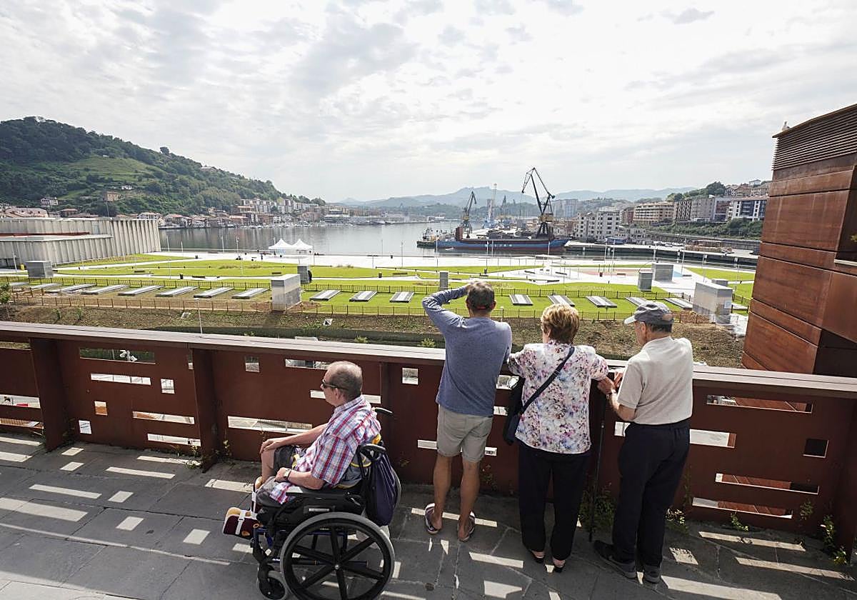 Así es la nueva plaza pública en la cubierta de la lonja de Pasaia