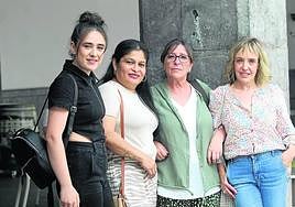 Eider Irureta, Maryuri Ninoska, Laia Juez y Mailu Etxeberria posan bajo el pórtico consistorial donde volverán a reunirse mañana.